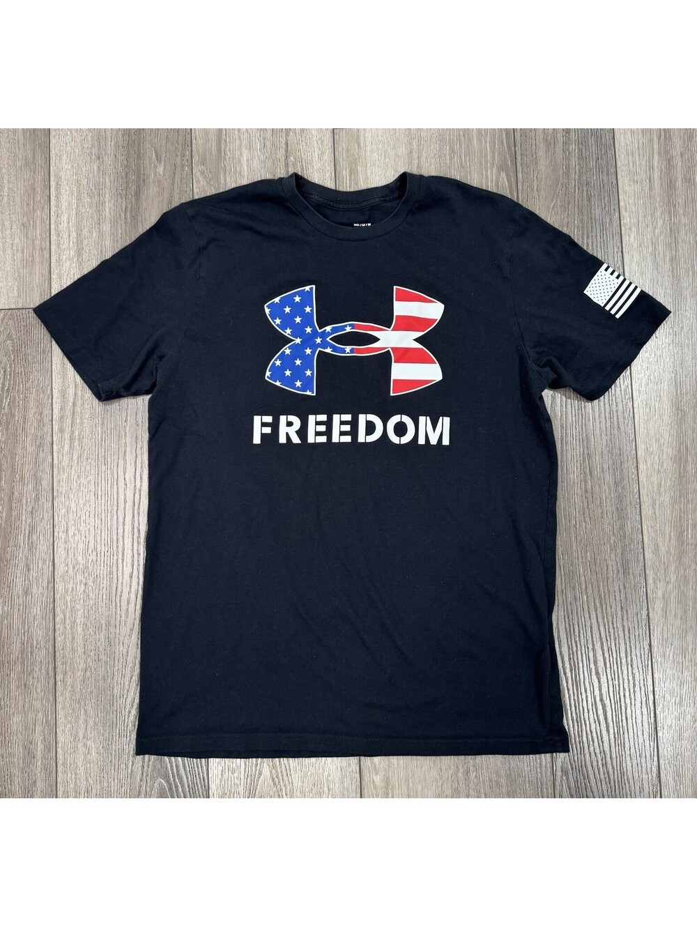 Under Armour Mens Shirt Size Medium Black Loose Fit HeatGear Freedom Flag Logo